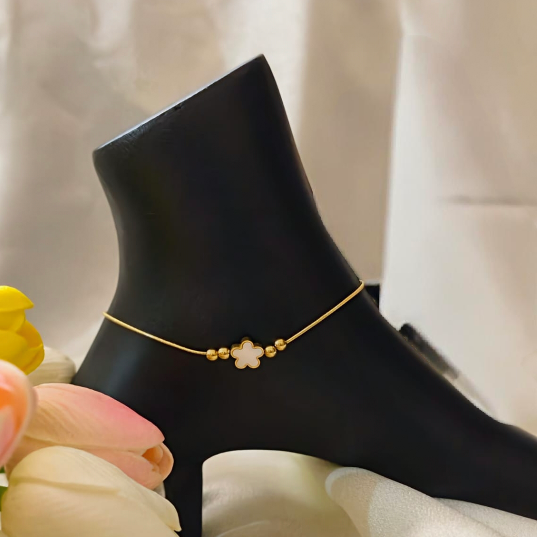 Clover Charm Minimal Gold Anklet
