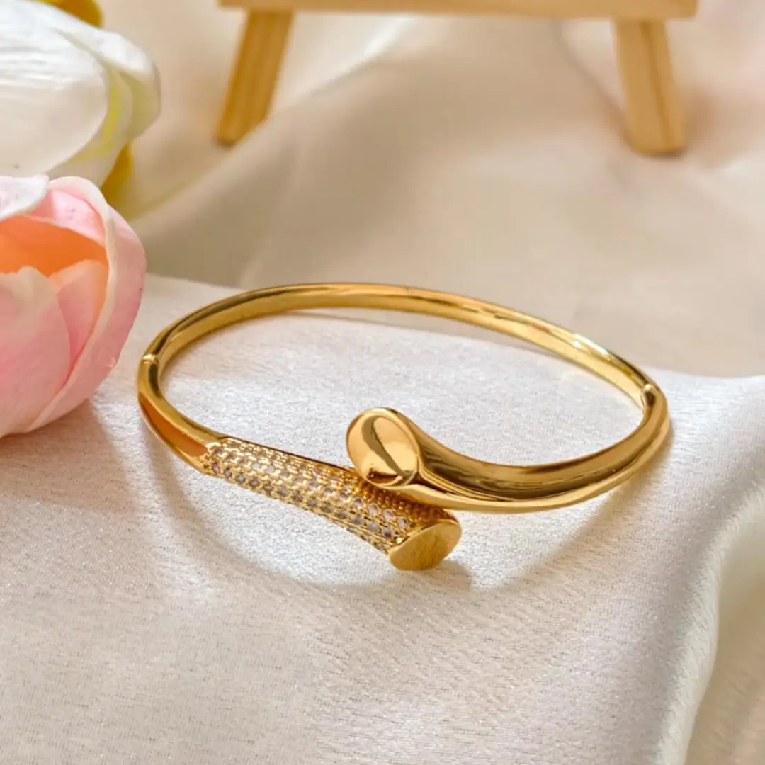 Classic Minimal Nail Gold Bangle